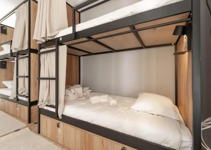 אכסניה Akisol *