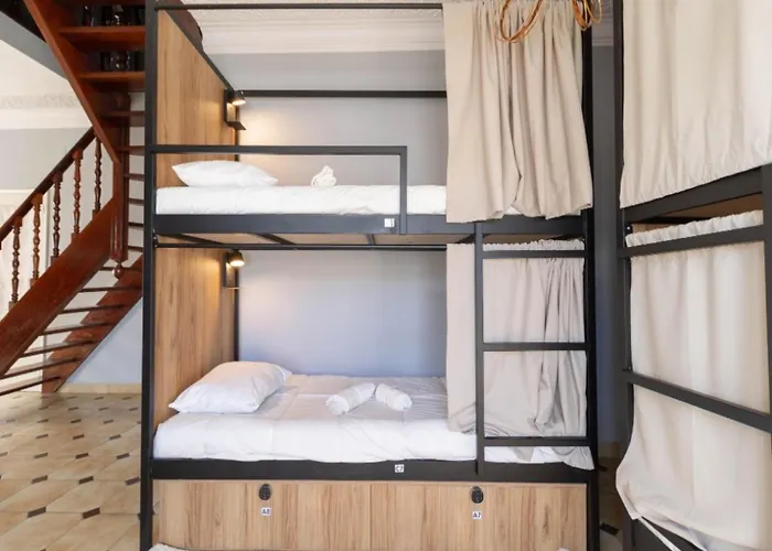 אכסניה Akisol *